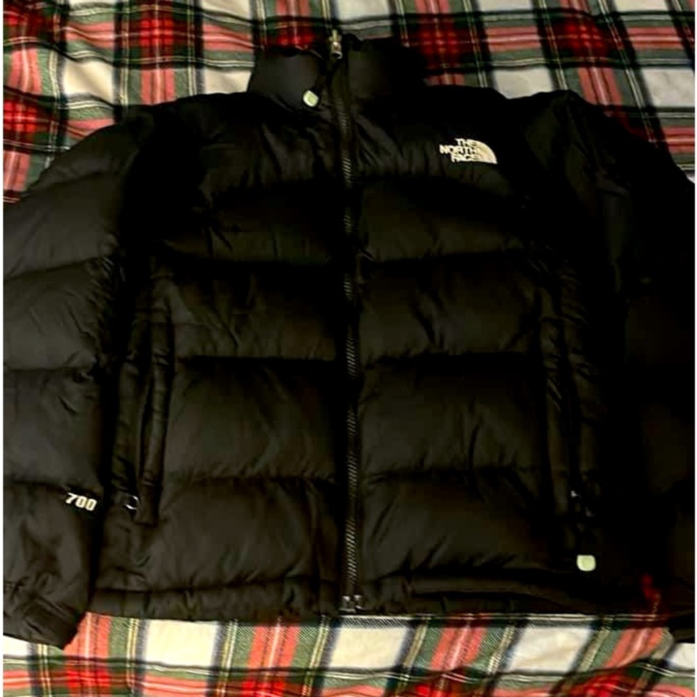 Women’s XS North Face 700 Puffer Coat.  This us gentle used & no rips or tears.